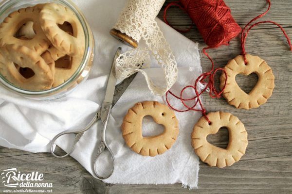 Biscotti di Natale da appendere all’albero