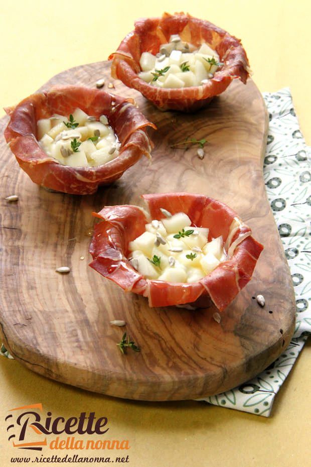 Cestini croccanti di prosciutto crudo con stracchino e pere