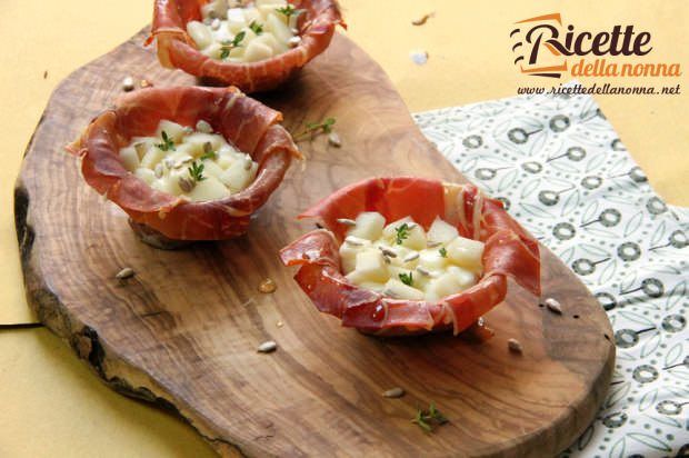 Cestini croccanti di prosciutto crudo con stracchino e pere