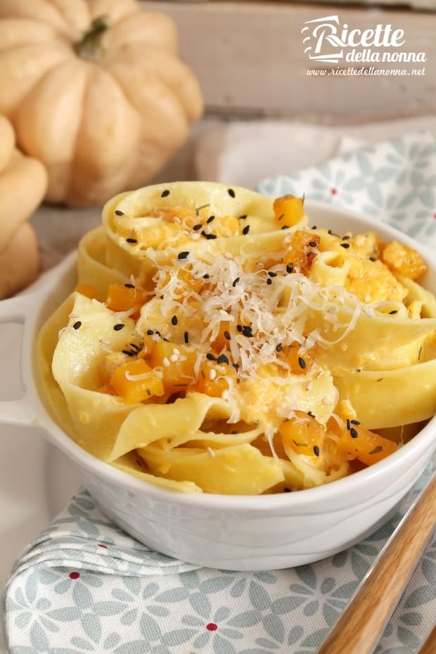 Foto pappardelle al forno con zucca e sesamo