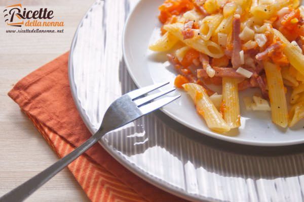 Penne al prosciutto crudo, zucca e scamorza