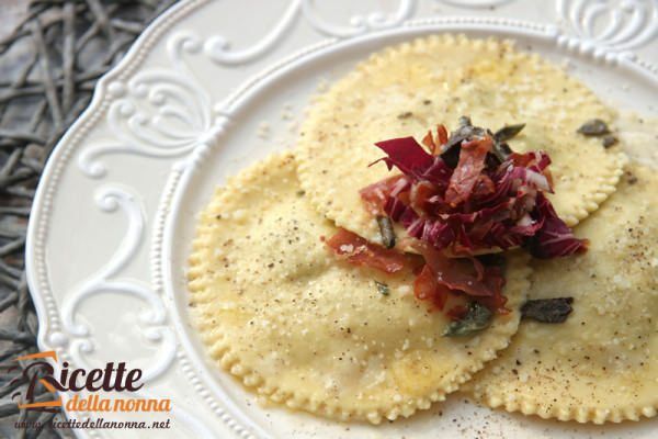 Ravioli al radicchio e speck