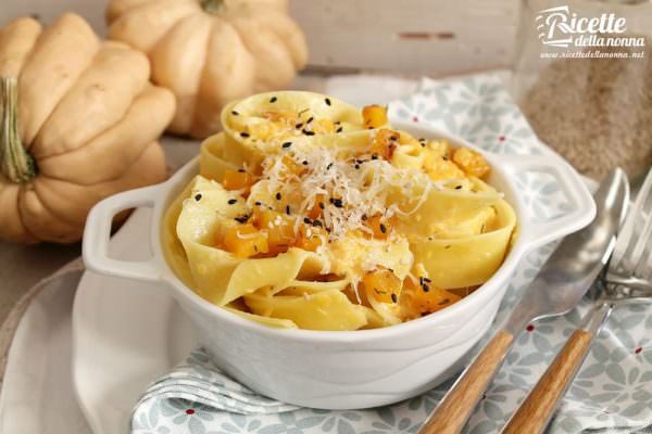 Pappardelle al forno con zucca, sesamo e ricotta salata