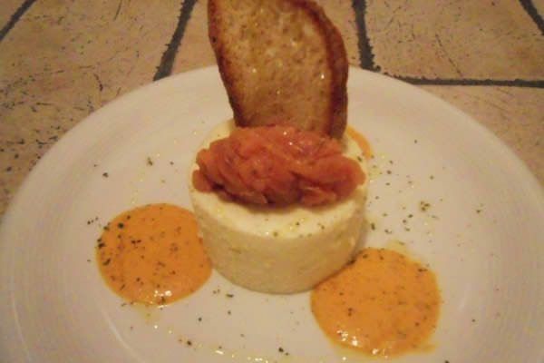 Bavarese di patate, salmone affumicato e salsa dolce di peperone