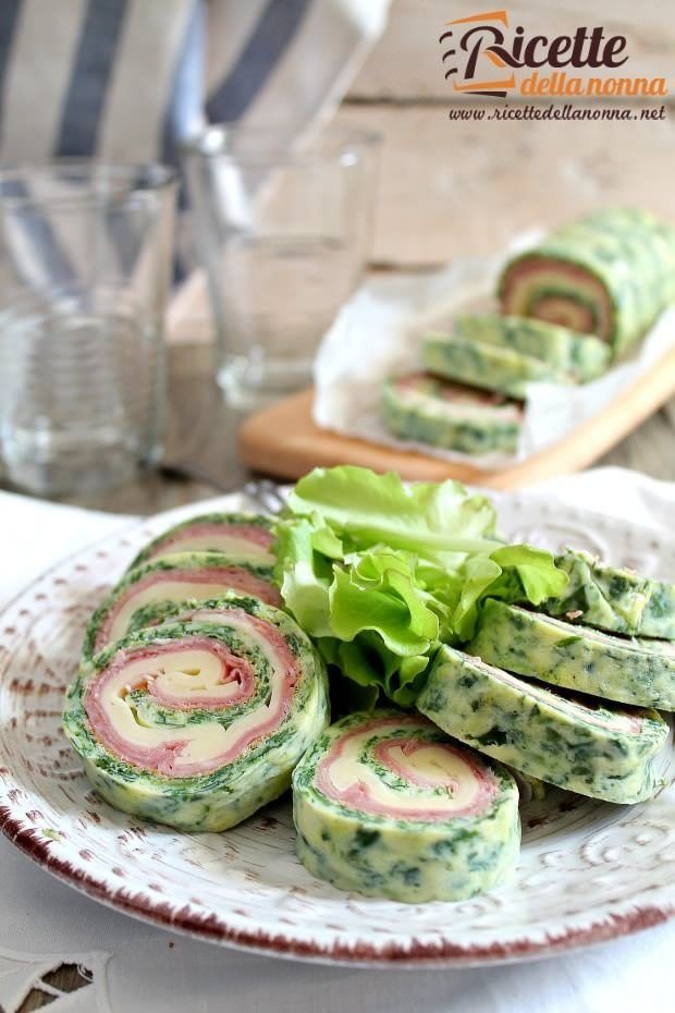 Foto rotolo di frittata di spinaci con provola e cotto