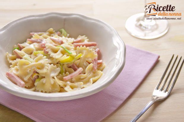 Pasta con porri e prosciutto ricetta e foto