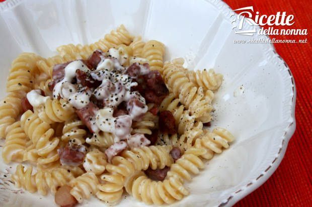 Pasta speck croccante e Philadelphia ricetta e foto