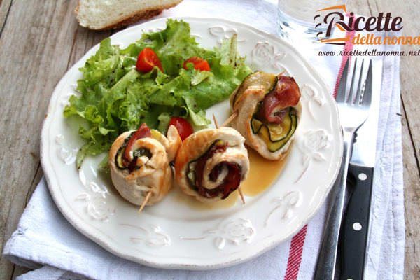 Involtini di petto di pollo con zucchine e speck