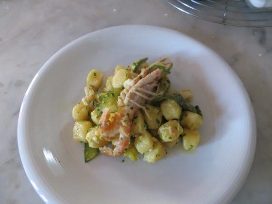 Gnocchi con scampi, zucchine e arancia ricetta e foto