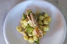 Gnocchi con scampi, zucchine e arancia