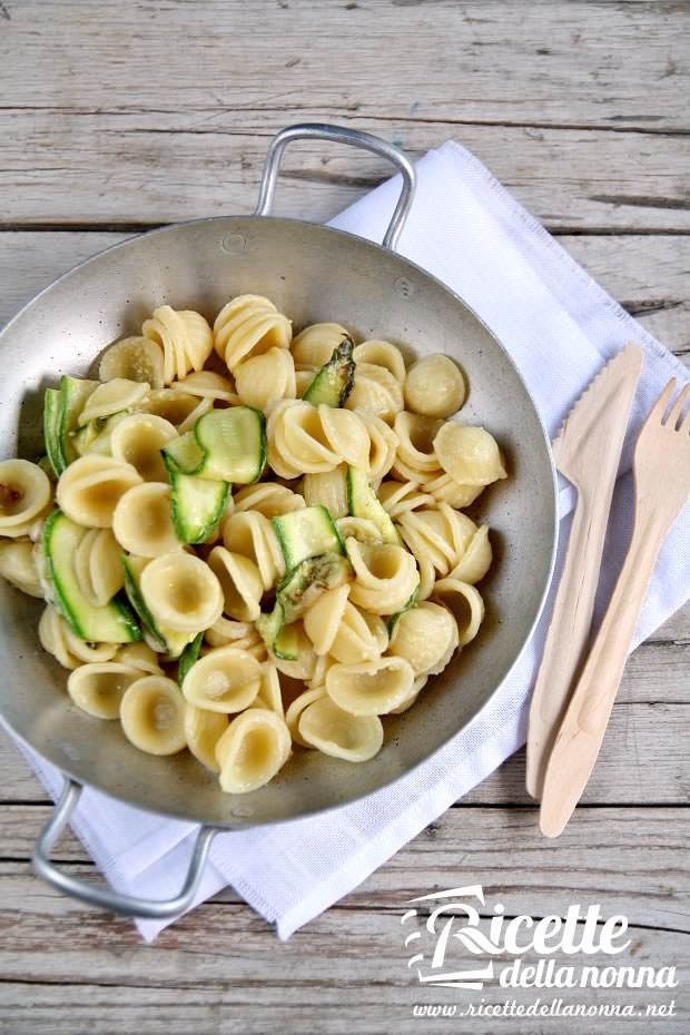 Orecchiette con nastri di zucchina ricetta e foto