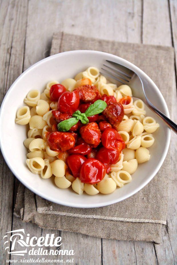 Lumaconi con salsiccia e pomodorini ricetta e foto