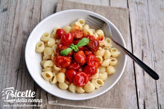 Lumaconi con salsiccia e pomodorini