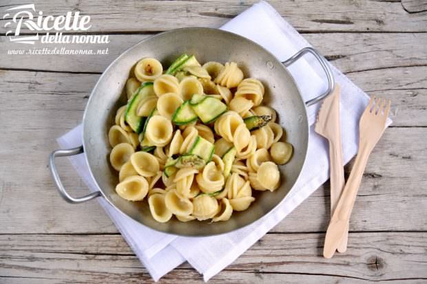 Ricetta orecchiette con nastri di zucchina