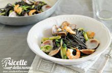 Tagliatelle al nero di seppia con vongole, zucchine e gamberi