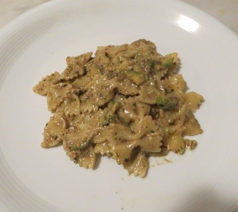 Farfalle al pesto, paté di olive e zucchine ricetta e foto