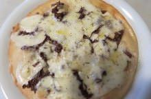 Pizza bianca con radicchio trevigiano, scamorza affumicata e mozzarella di bufala