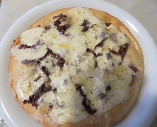 Pizza bianca con radicchi trevigiano, scamorza e mozzarella di bufala ricetta e foto