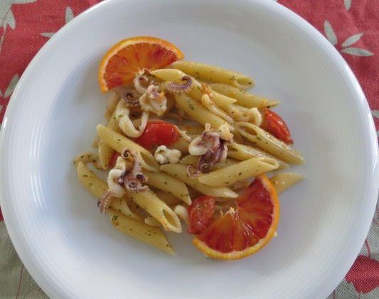 Penne con calamari, pomodorini e arancia ricetta e foto