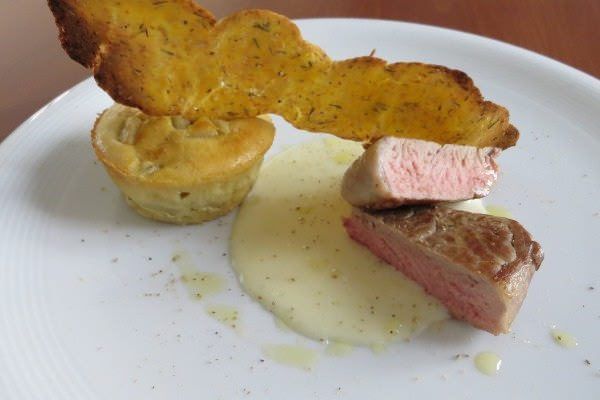 Nocette di maiale, fonduta alla Losa Occelli e tortino di pere