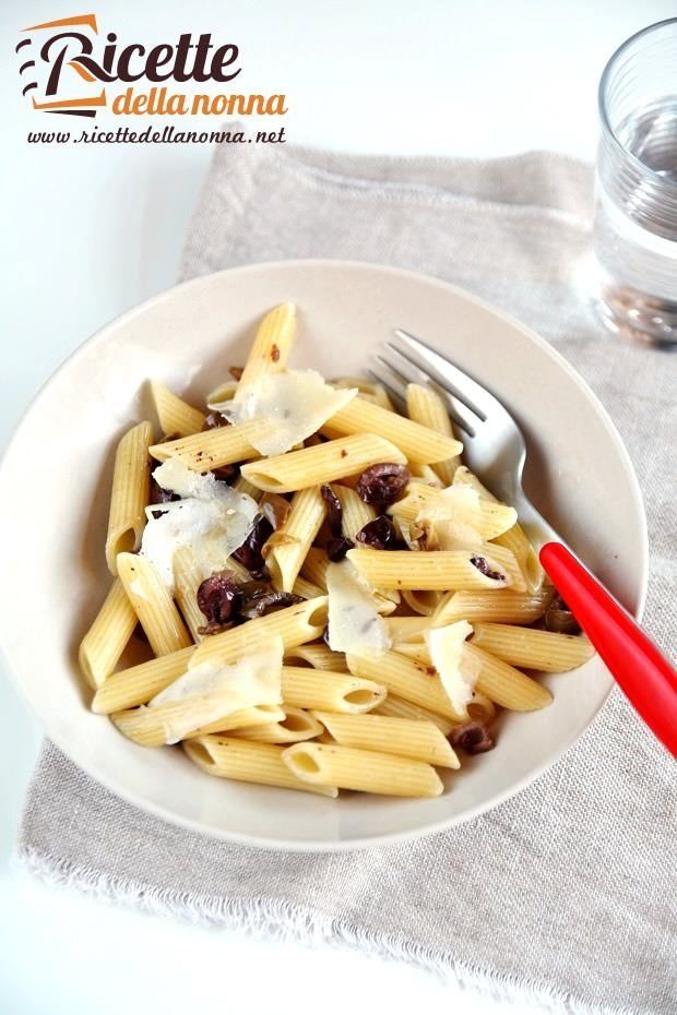 Foto penne olive nere e pecorino