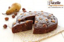 Torta al cioccolato, nocciole e pere