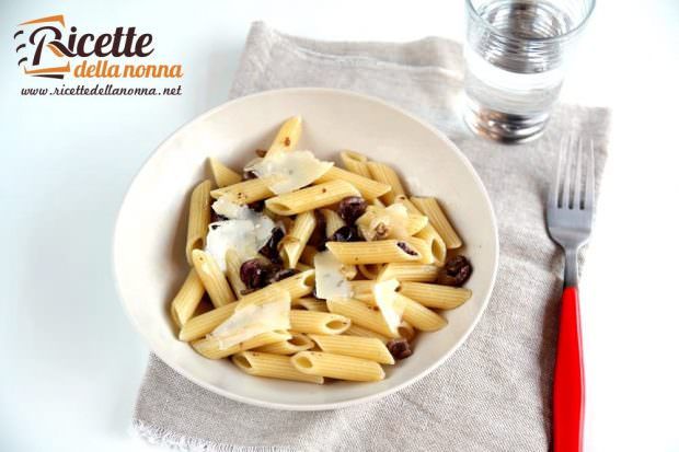 Ricetta penne olive nere e pecorino