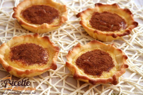 Tortine di pasta frolla, la ricetta con crema e cannella è veloce golosissima
