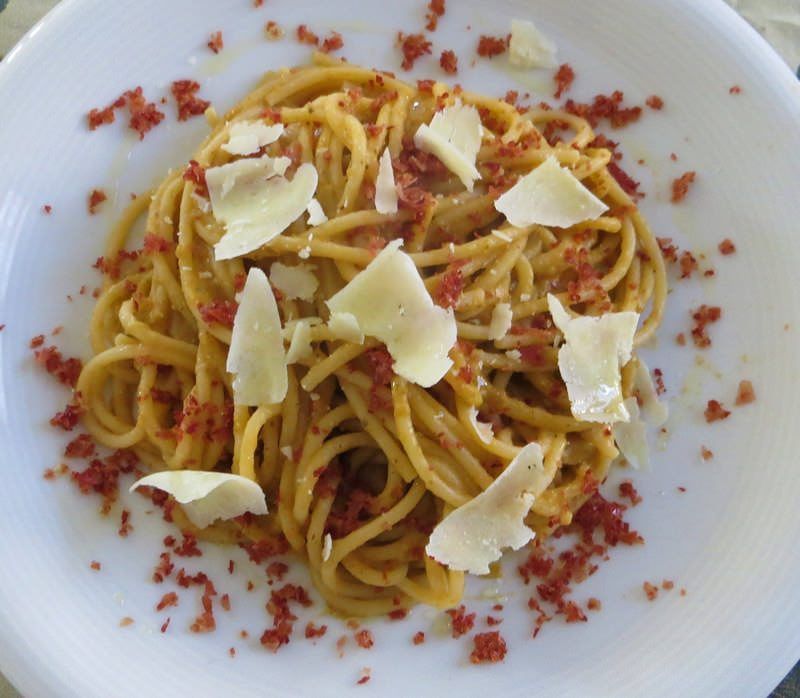 Spaghetti con porri, speck e pecorino