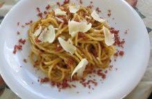 Spaghetti ai porri, speck croccante e pecorino