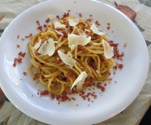 Spaghetti ai porri, speck croccante e pecorino ricetta e foto
