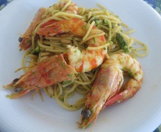 Spaghetti asparagi, pinoli e mazzancolle ricetta e foto