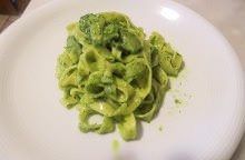 Tagliatelle con pesto leggero e zucchine trifolate