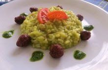 Risotto mantecato con crema di zucchine e burro Occelli, pesto, speck e salsiccia ubriaca