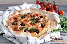 Focaccia con ciliegini e olive