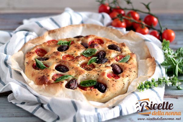 Focaccia con ciliegini e olive