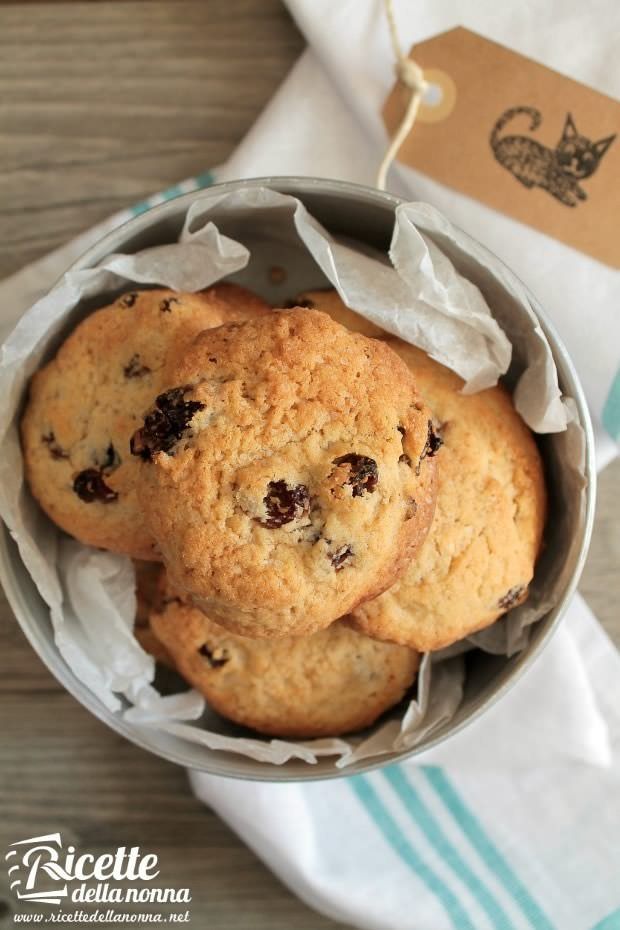 Foto biscotti scoppiettanti all'uvetta e cannella