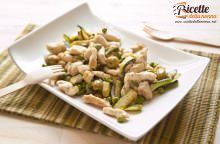 Come fare un pollo tutto verde: ricetta di un secondo colorato e sfizioso