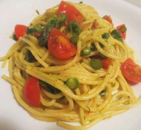 Spaghetti agli asparagi e crema di carote ricetta e foto