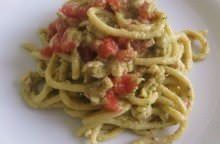 Spaghettoni al pesto di Carcioghiotto, triglie e pomodori all’Aceto Balsamico di Modena