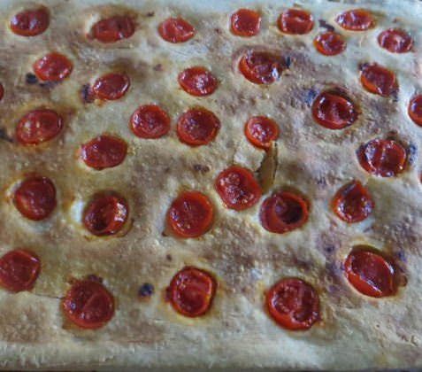 Focaccia calda al farro con i pomodorini ricetta e foto