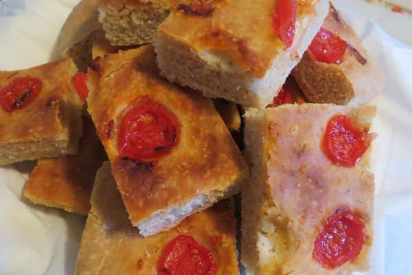 Focaccia calda al farro con i pomodorini