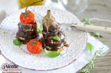 Mini parmigiana estiva di melanzane e pomodori con ricotta salata