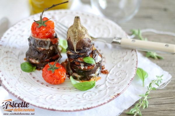 Mini parmigiana estiva di melanzane e pomodori con ricotta salata