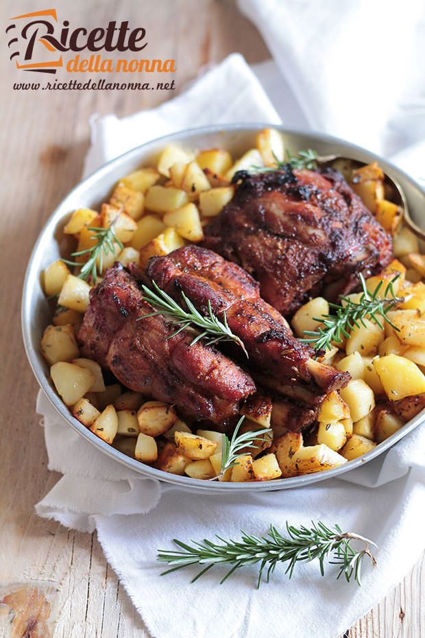 Cosciotto di maialino al forno con le patate