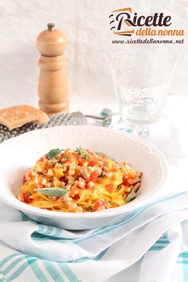 Foto tagliatelle con zafferano, pollo e guanciale