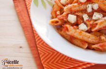 Penne con pomodoro, mozzarella e origano