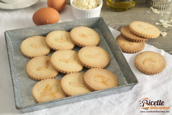 Biscotti di pasta frolla all’olio e mandorle