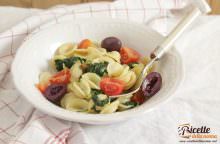 Orecchiette con catalogna, pachino, olive e ricotta salata