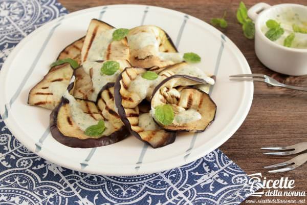 Melanzane grigliate veloci con salsa alla menta